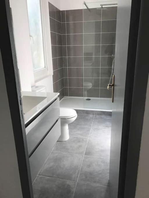 Appartement 10 pers face gare SNCF Appart Hotel le Cygne A Bourges Extérieur photo